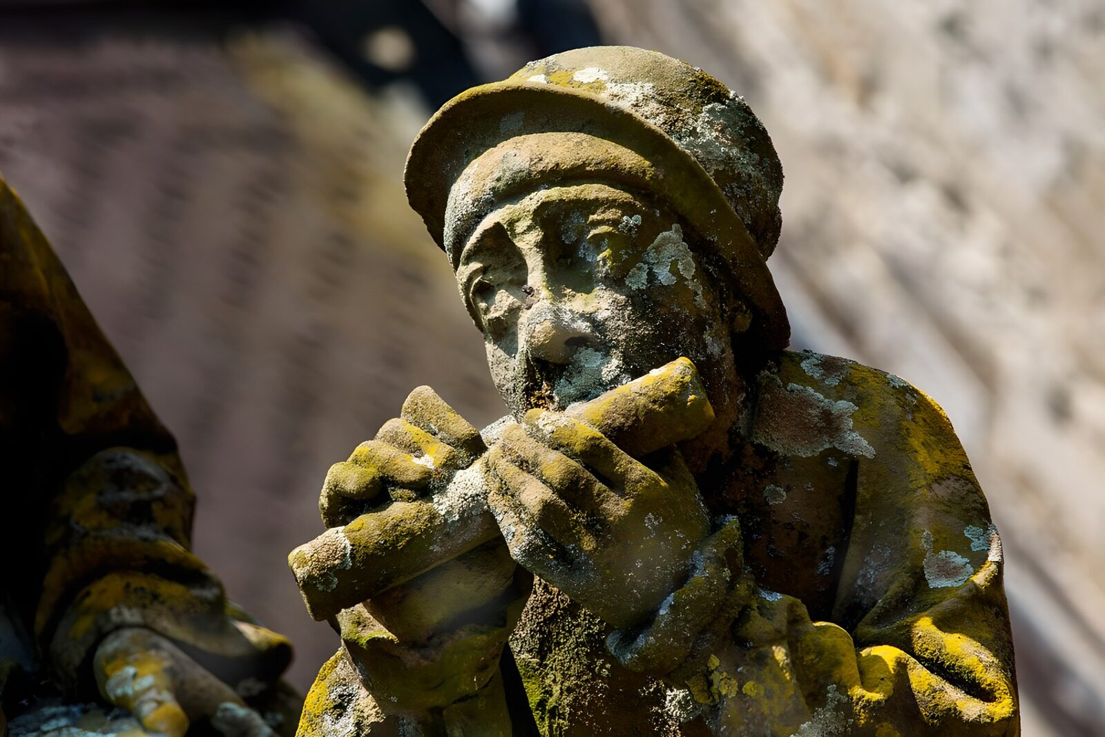 TPDE66580: Statue eines Mannes mit einer Flöte