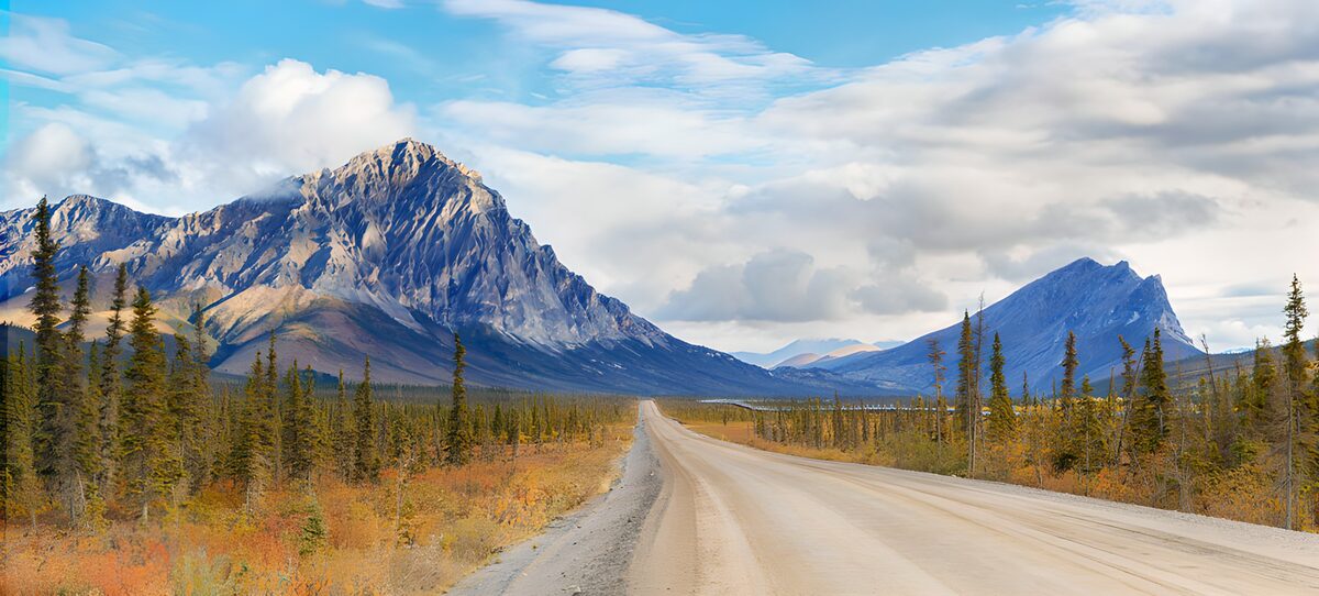 Majestätische Berge und Straßenlandschaft