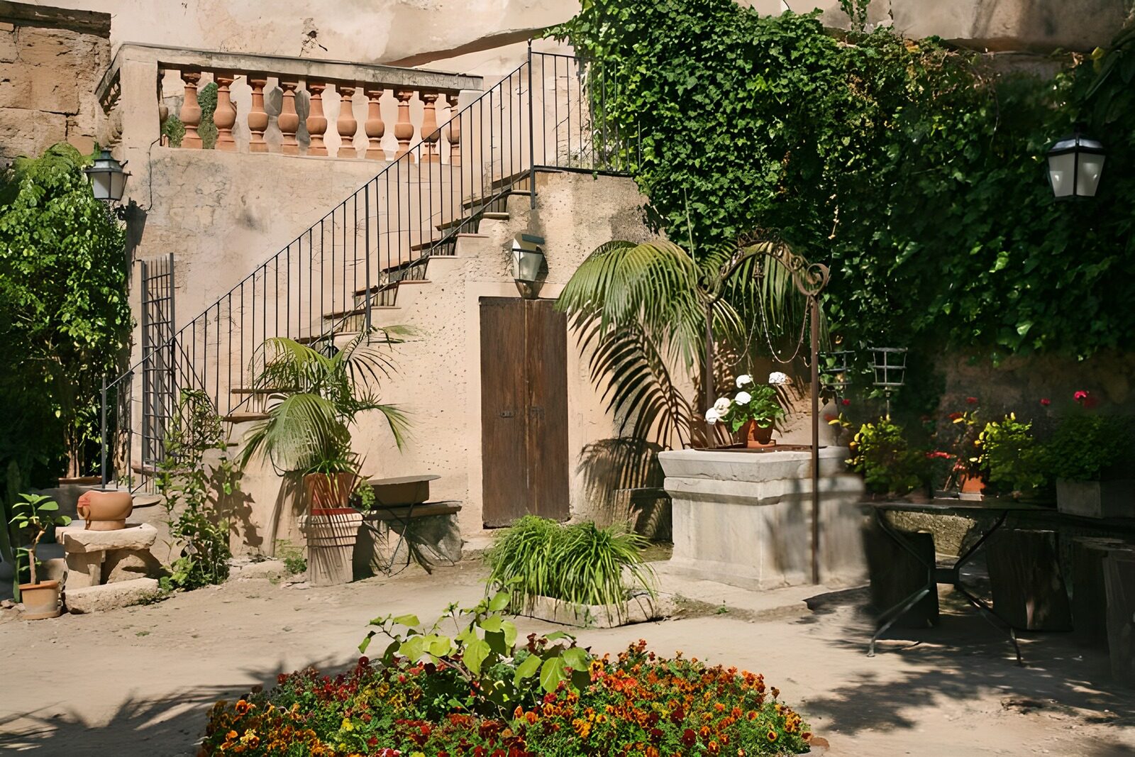 TPDE39108: Blick auf Terrasse mit Treppe und Balkon