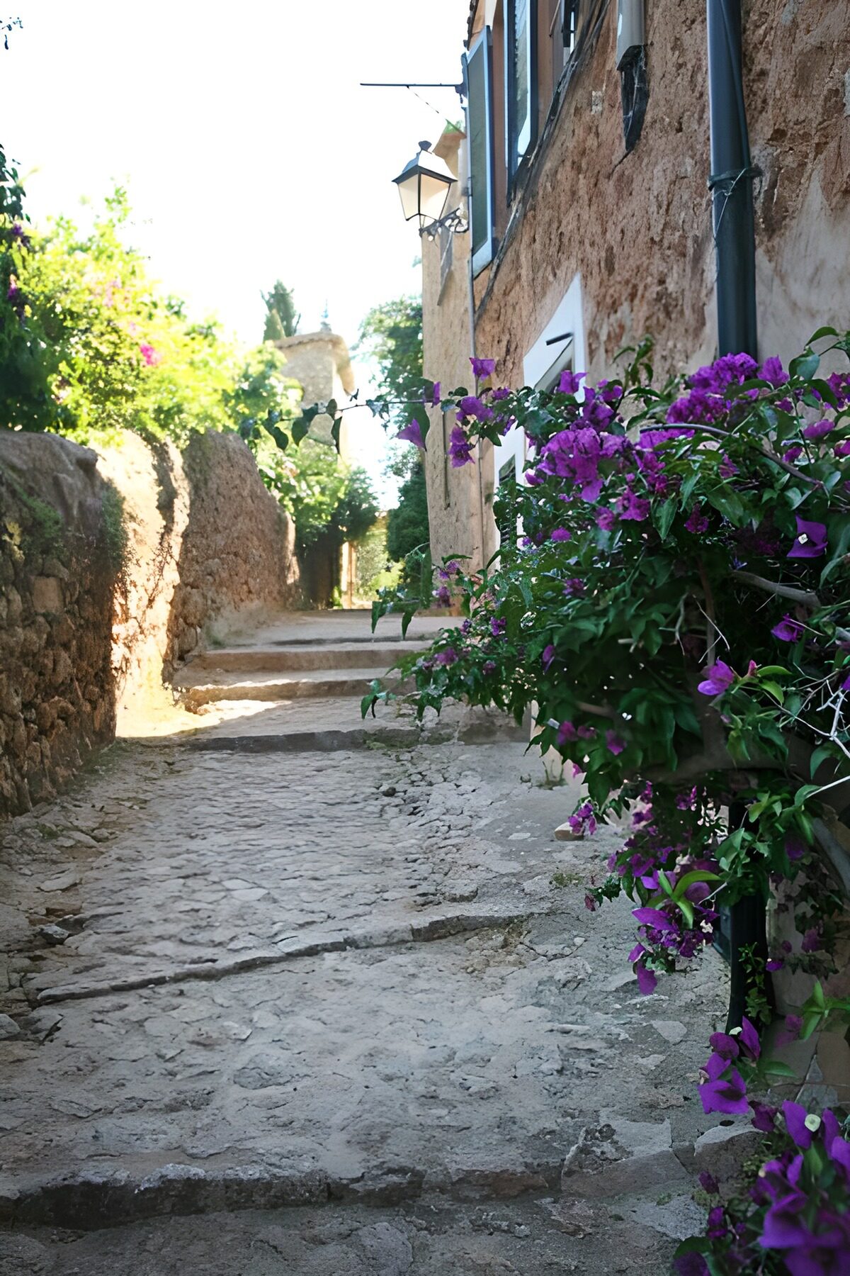 Treppe hinauf durch schmale Gasse mit Häusern 7
