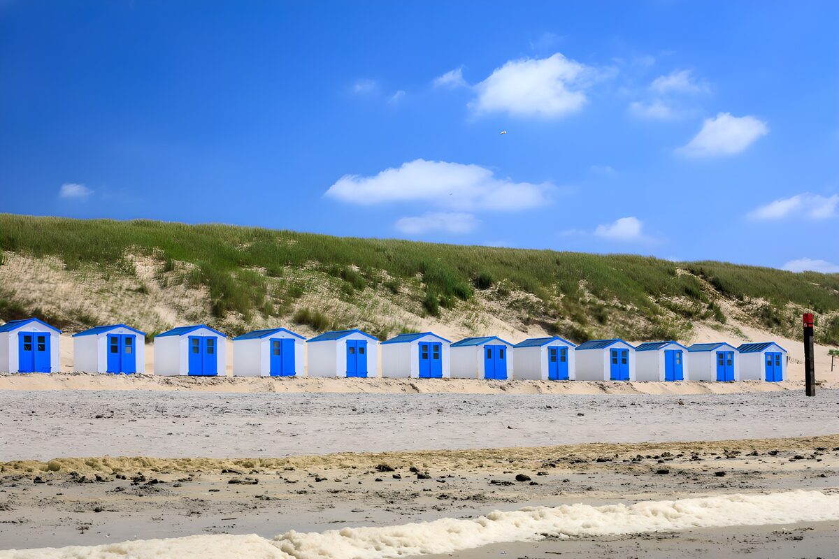 TPDE34758: Bunte Strandhäuser am Meer