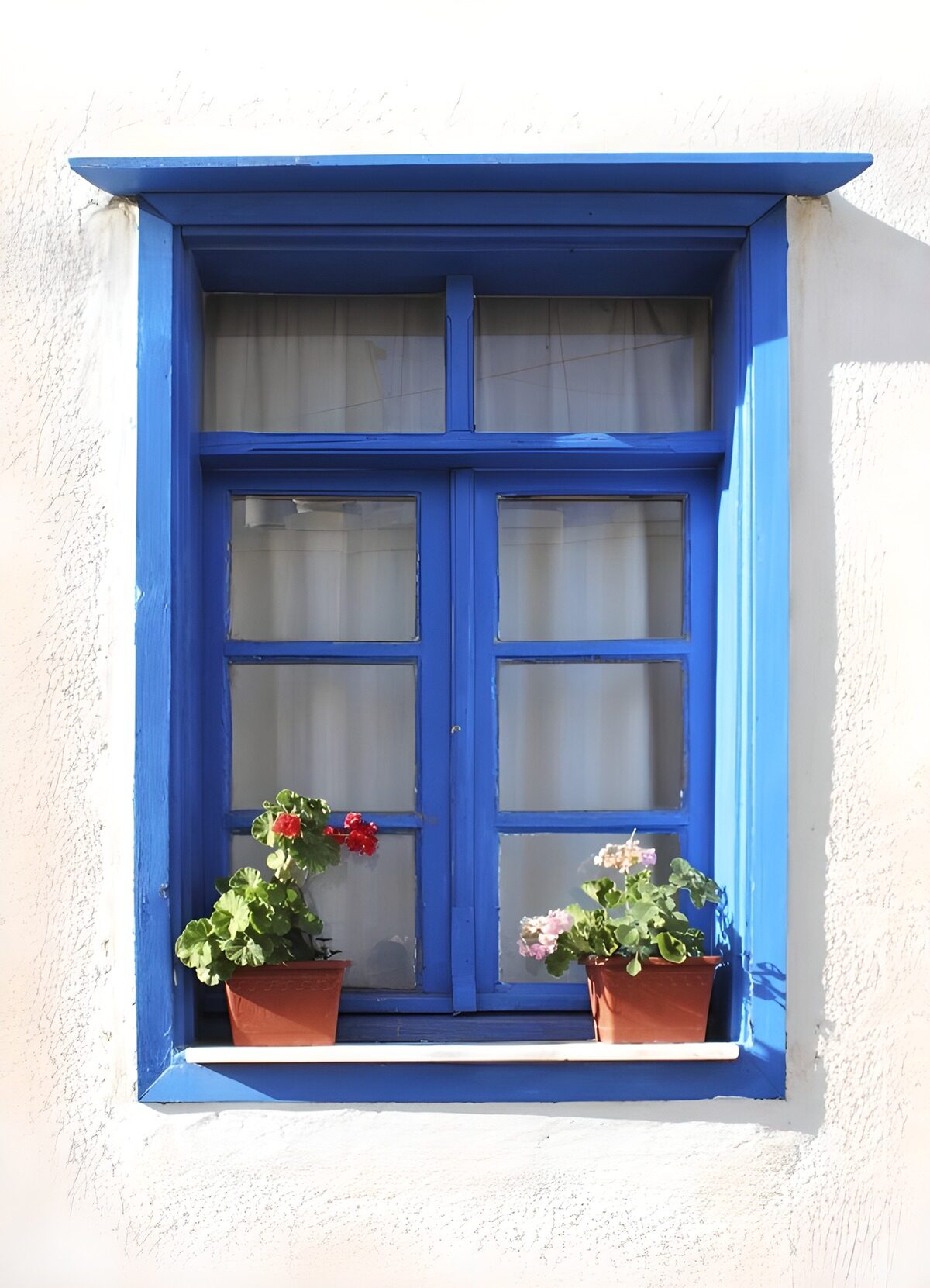 Buntes Fenster mit Blumenkästen