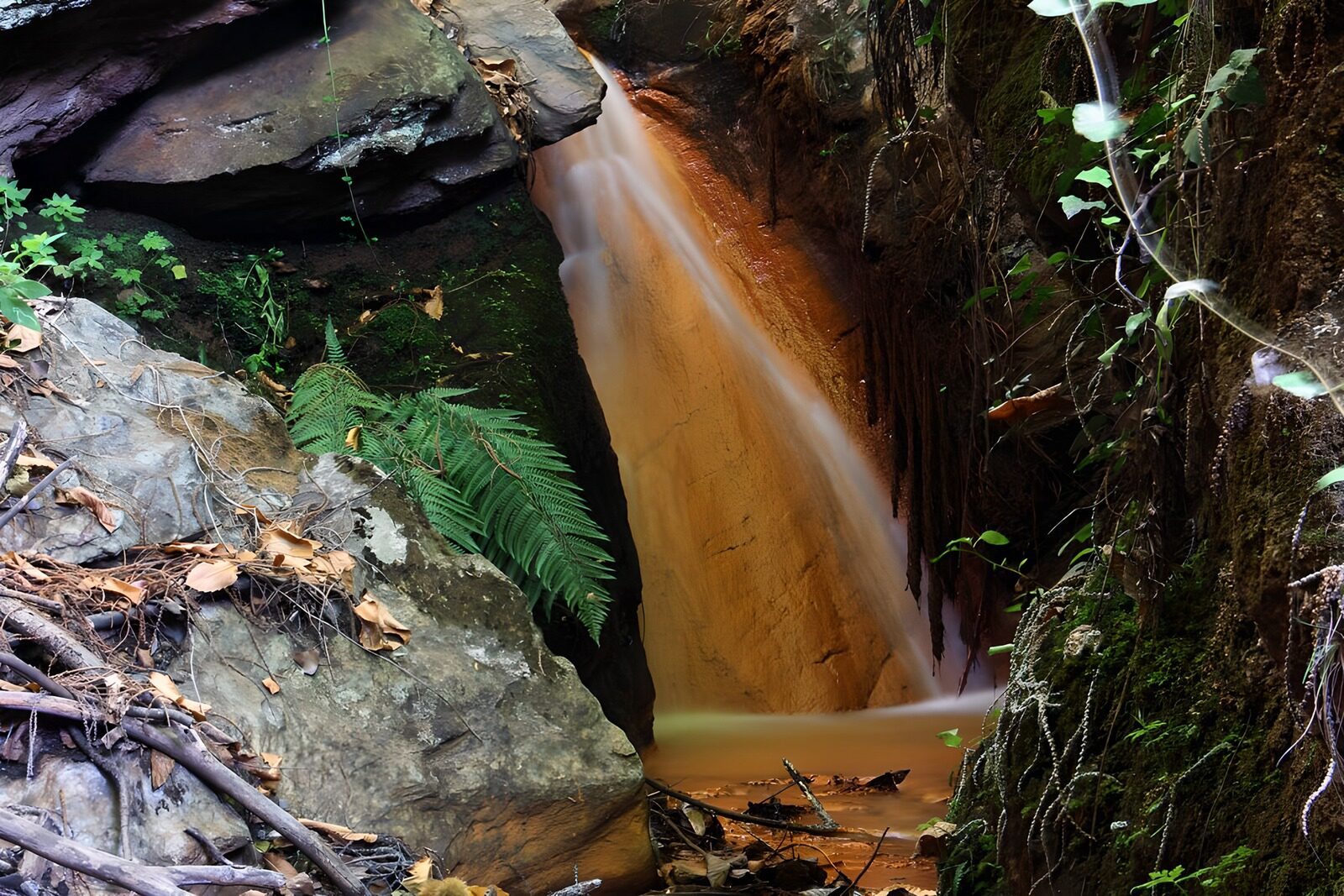 TPDE50749: das Wasser im Becken übernimmt die Farbe der Felsen