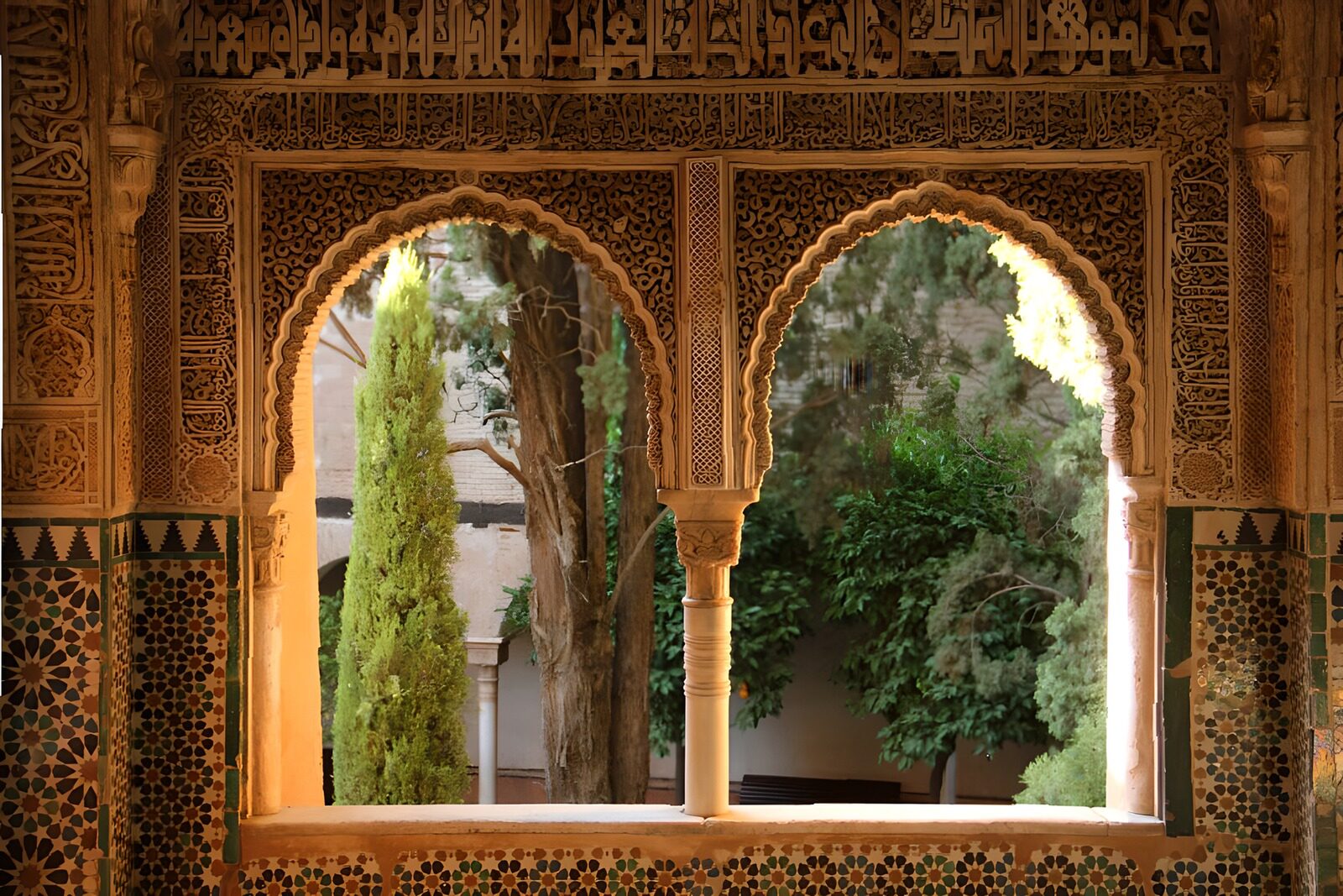 TPDE80628: Blick durch 2 Fenster in der Alhambra aus der Zeit der Kalifen