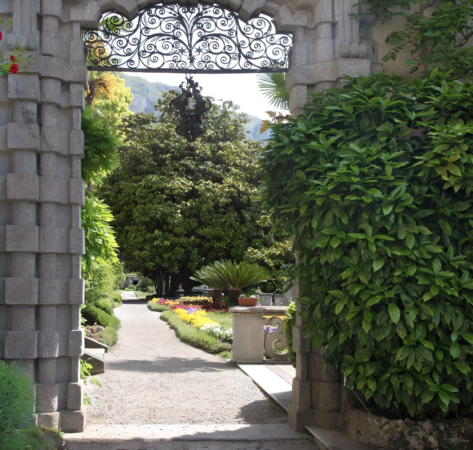 TPDE56576: Eingangsportal zu einem blühenden Garten