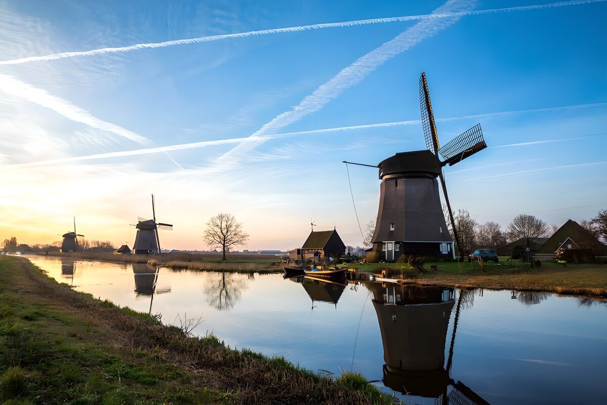 TPDE95982: Windmühlen im Sonnenuntergang
