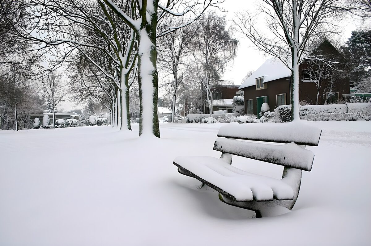 TPDE15481: Bänklein im Schnee
