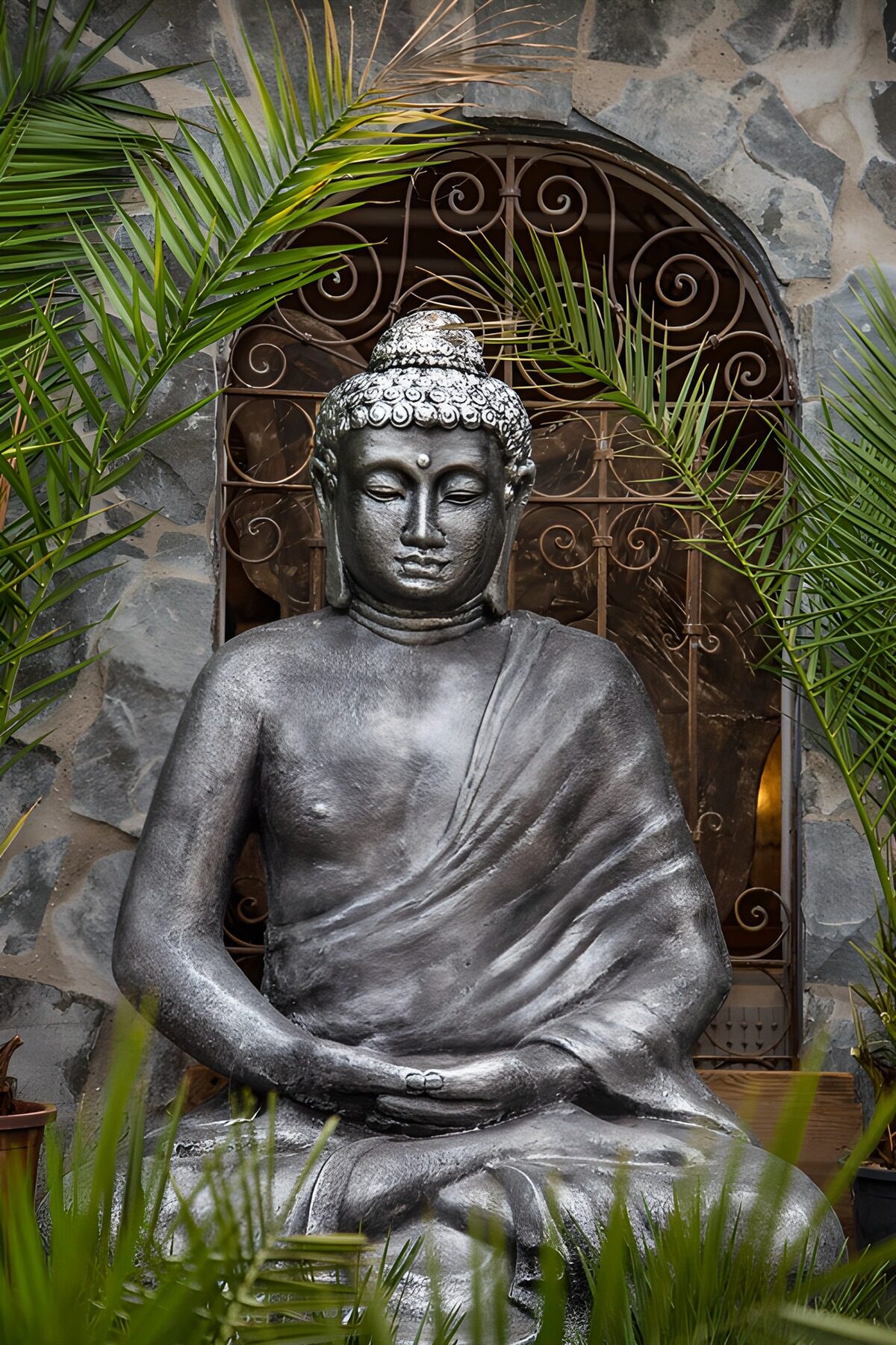 Buddha-Statue inmitten von Palmen