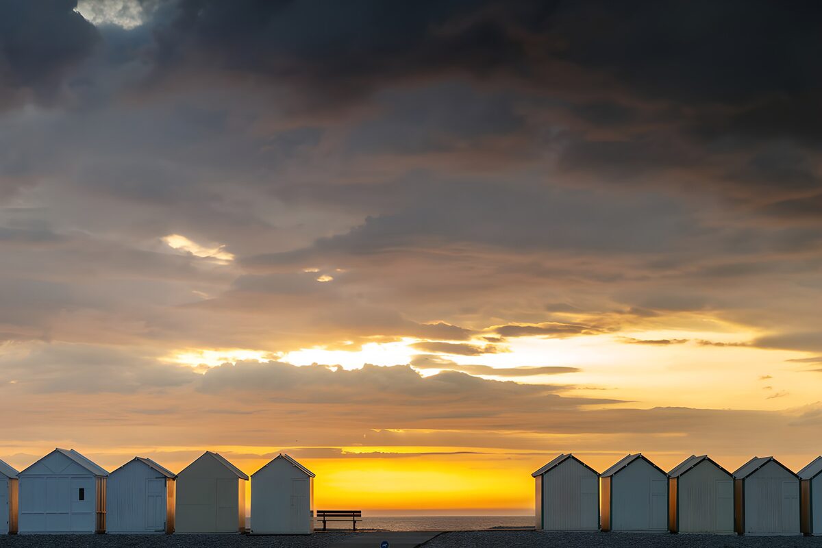 Strandhäuschen im Sonnenuntergang