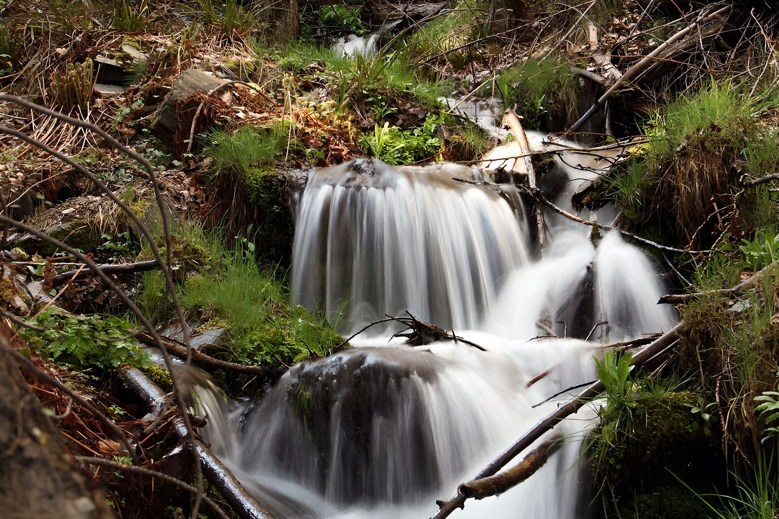 TPDE71899: Wasserfälle mitten in der Natur stürzen hinab in ein Tal