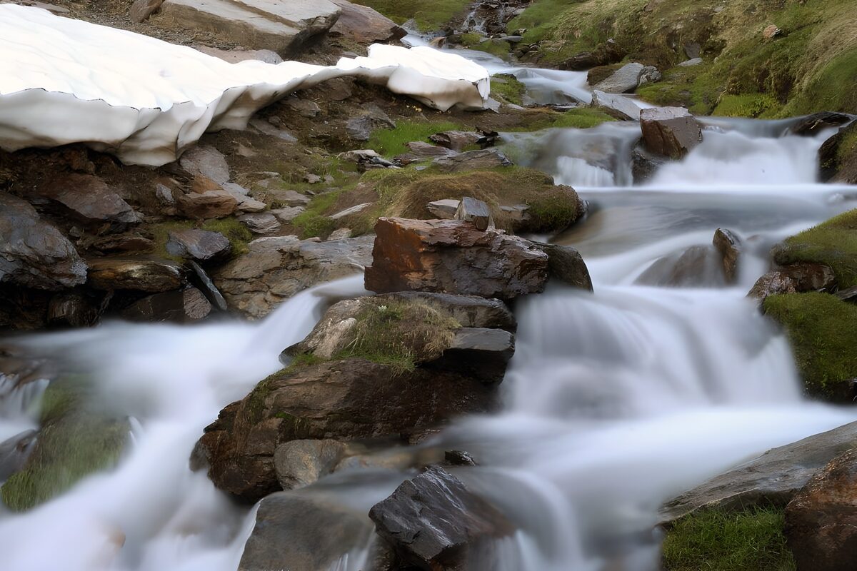 TPDE19461: Das Wasser vom Wasserfall sucht seinen Weg