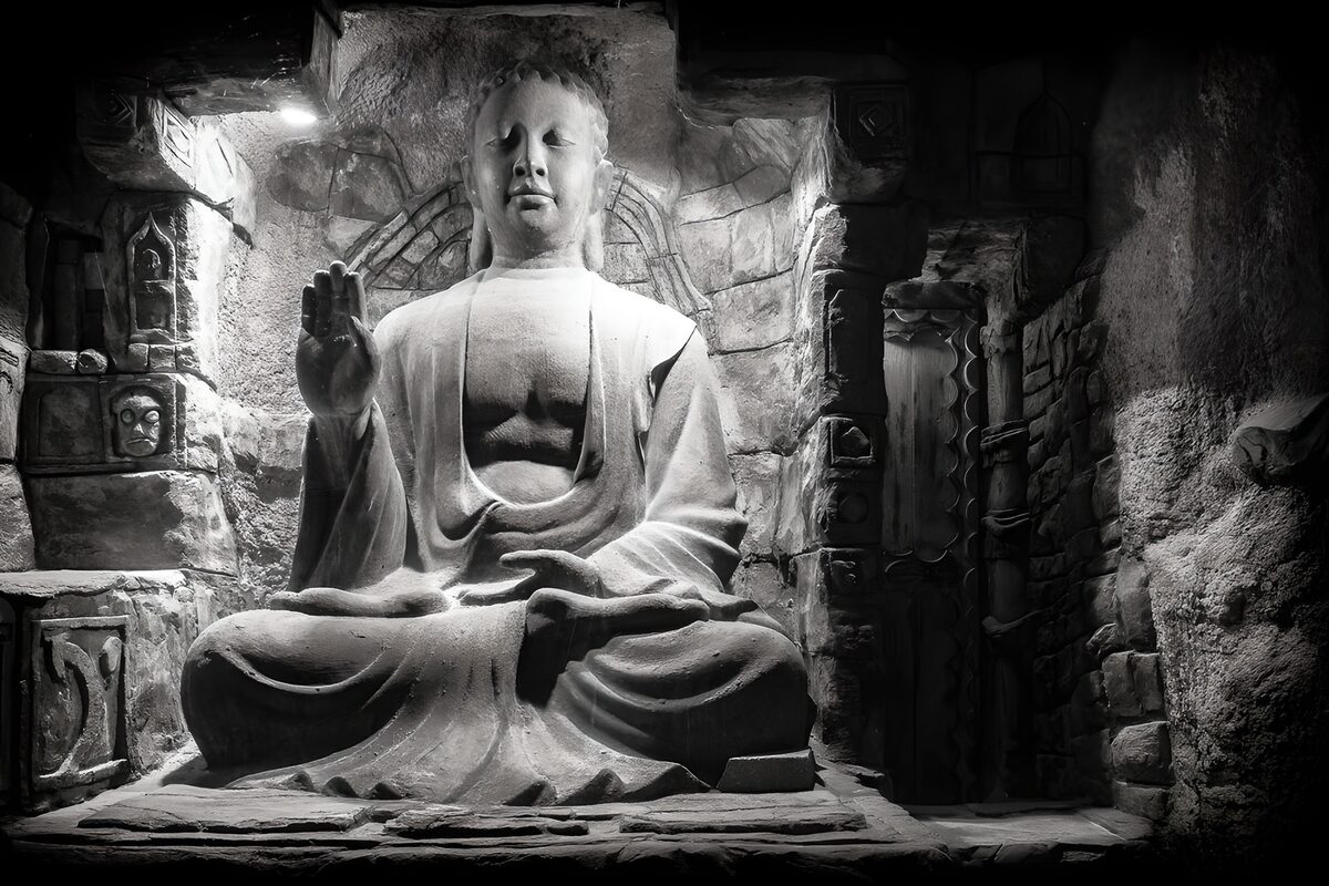 Elegante Buddha-Statue im Dunkeln