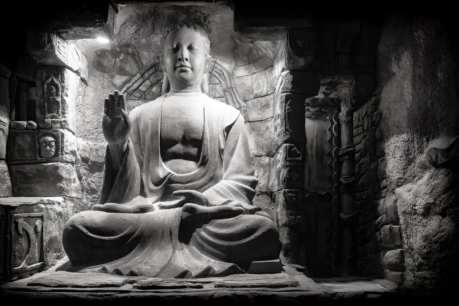 TPDE28867: Elegante Buddha-Statue im Dunkeln