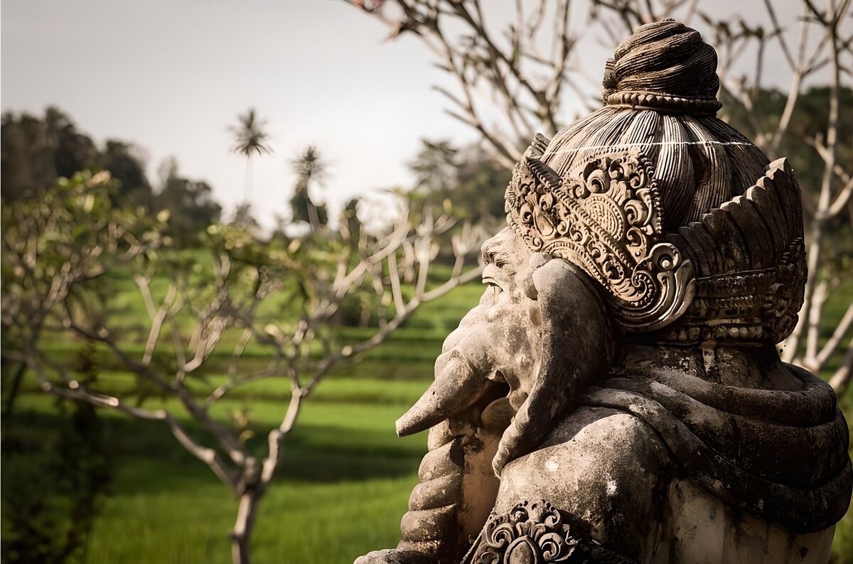 Hindu-Statue  mit einem Elefanten, ein wichtiges Symbol im Hinduismus, um den Hals