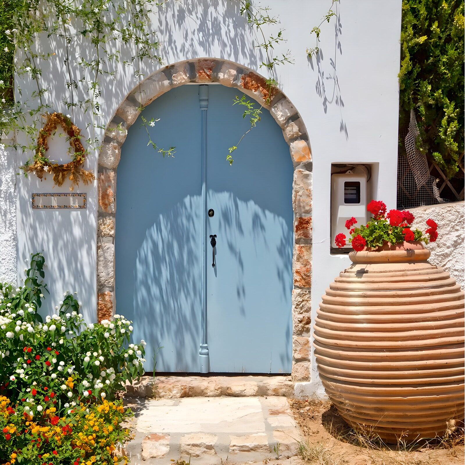 TPDE73239: Blick auf eine hellblaue Tür mit mediterranem Flair