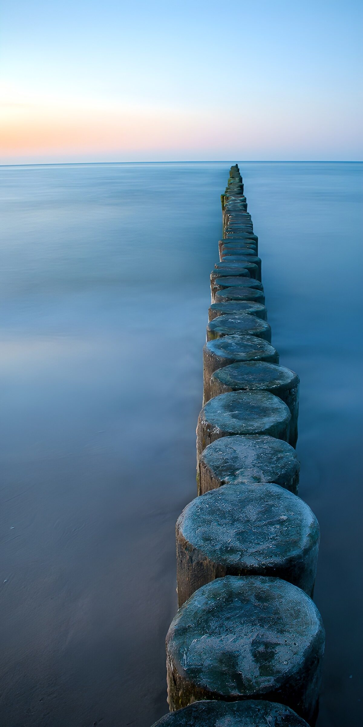TPDE12583: Holzbohlen am Meer bei Sonnenuntergang