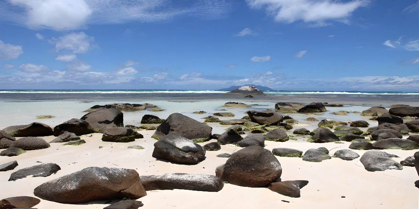 TPDE98208: schwarze Basaltsteine auf einem Strand
