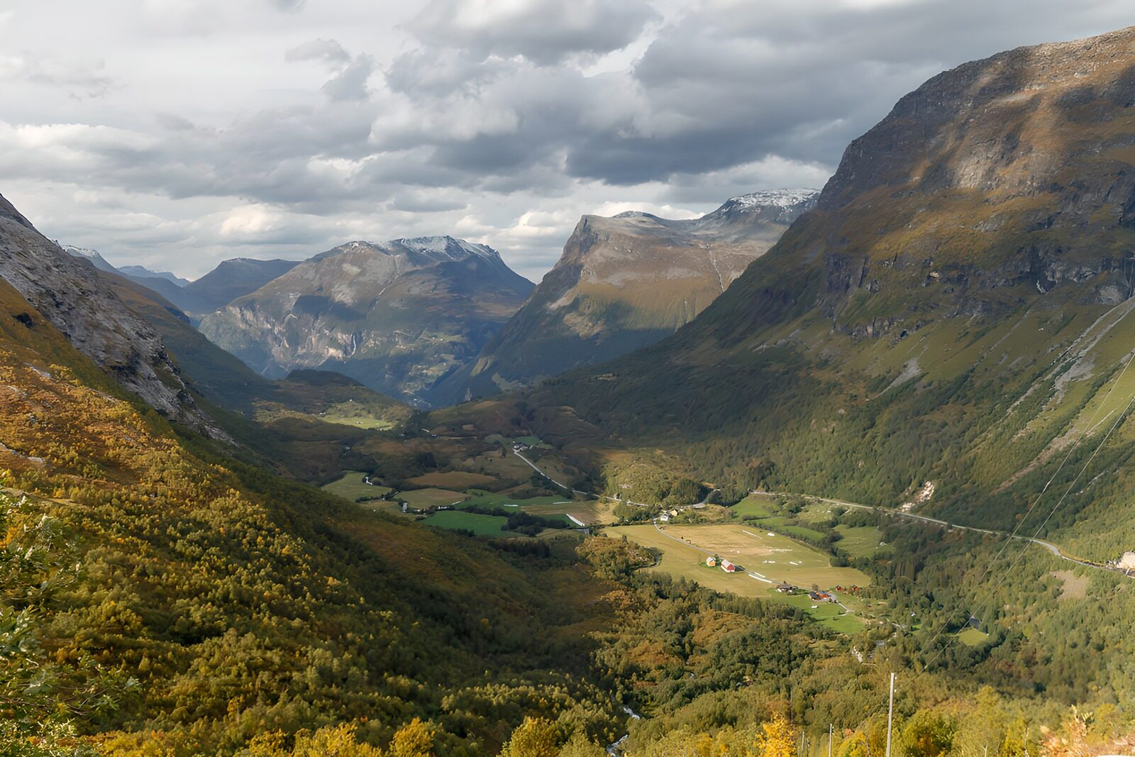TPDE89940: Atemberaubende Berglandschaft in Norwegen