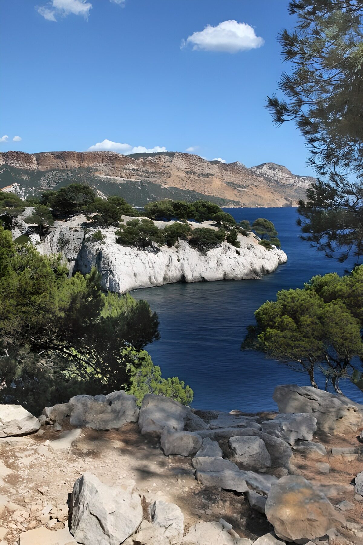 Blick auf eine Bucht in der Fjord-Landschaft an der Côte d'Azur