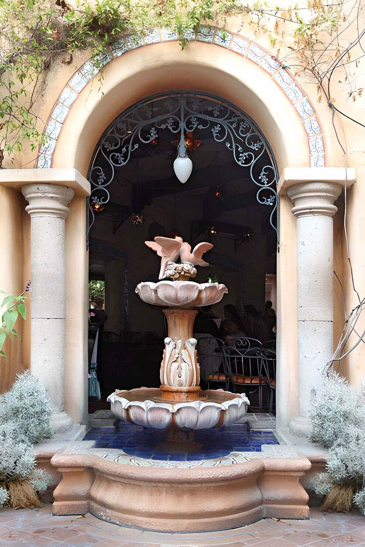 TPDE13336: Innenhof mit Springbrunnen und Terrasse 