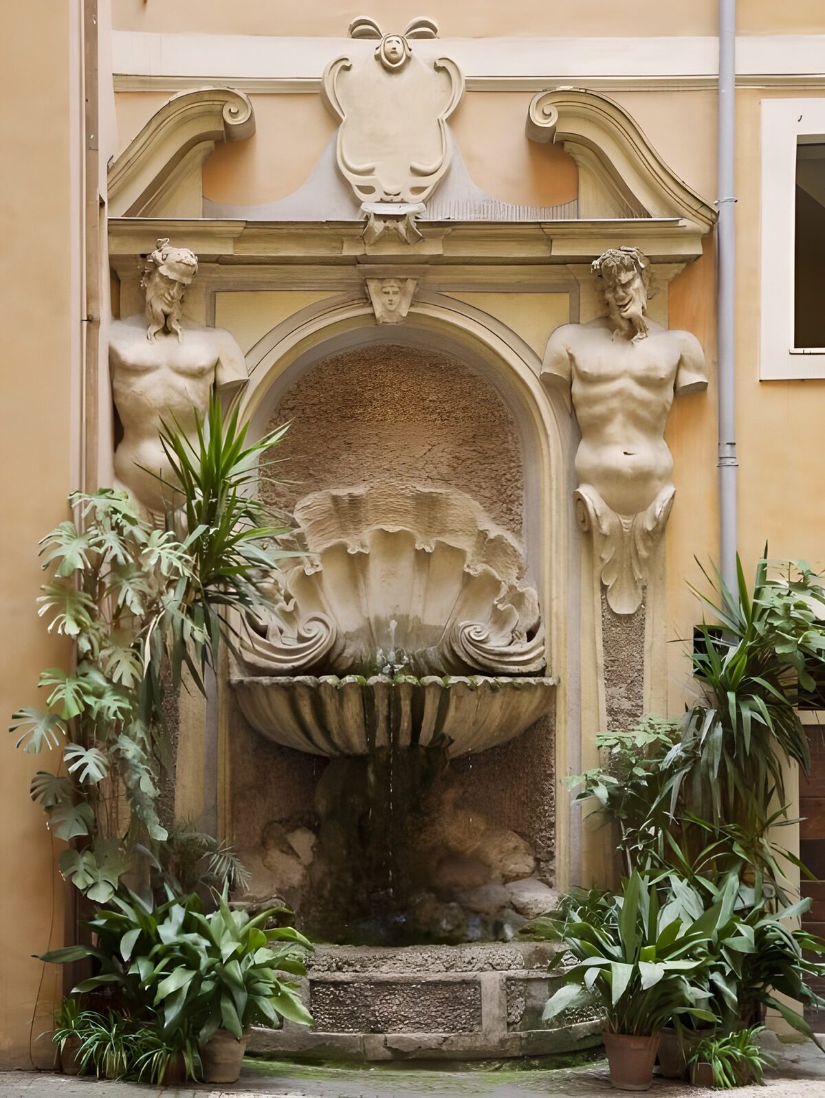 TPDE77510: Wasserbecken in einer Nische mit dem Torso eines Mannes