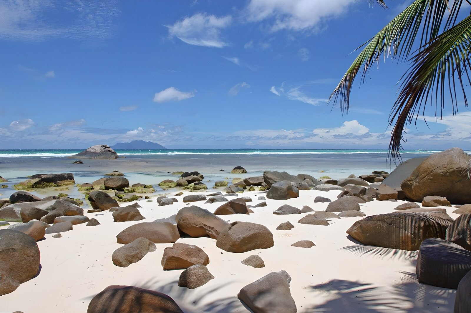TPDE84900: Strand mit großen Steinen