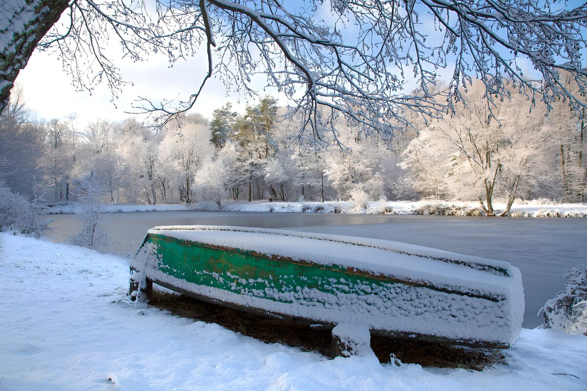 TPDE93372: Schnee und Ruhe am Teich