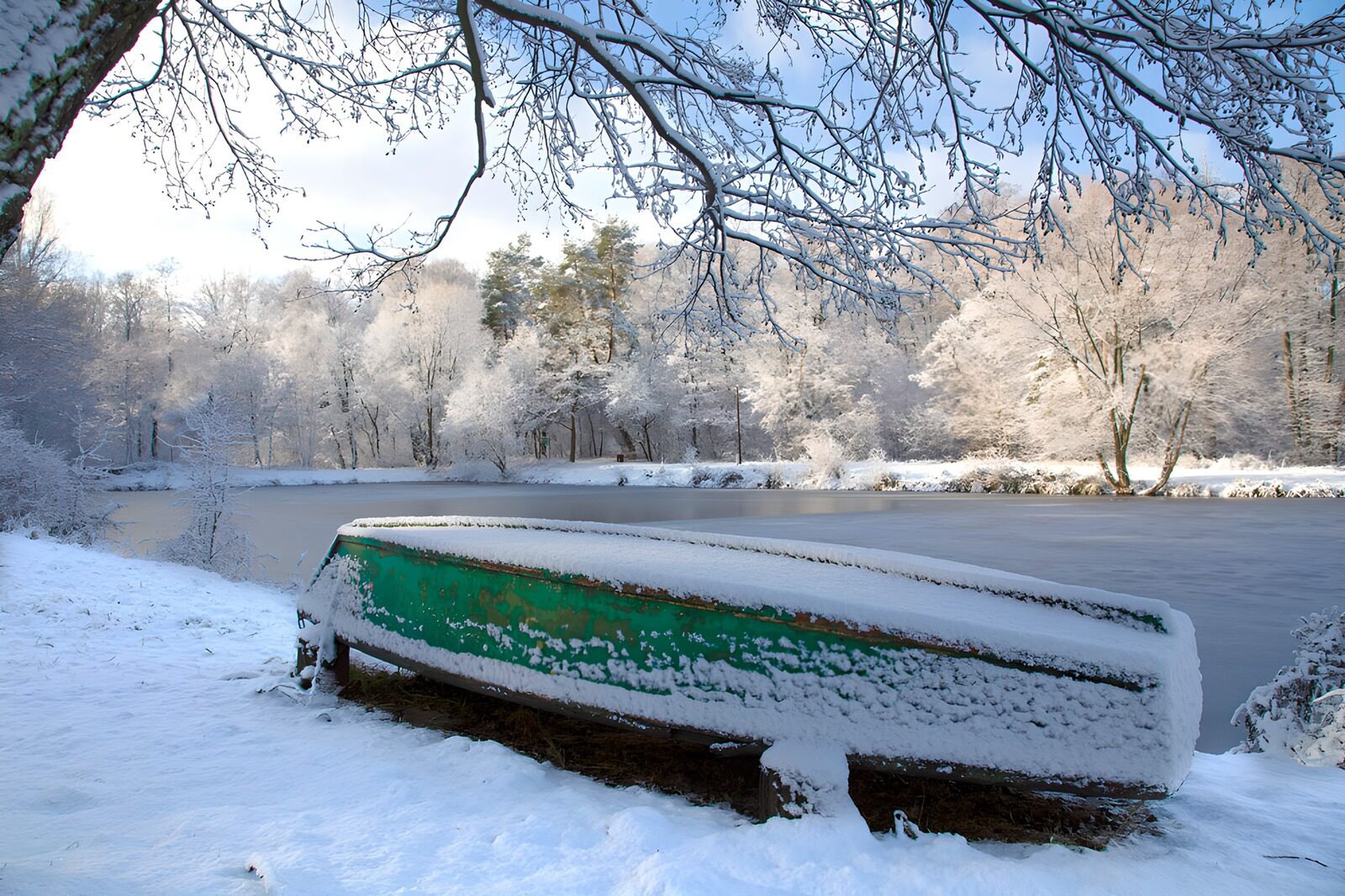 TPDE93372: Schnee und Ruhe am Teich
