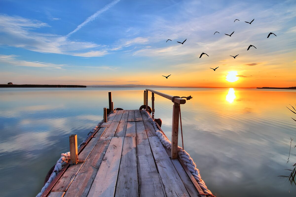 Blick auf Pier bei Sonnenuntergang mit Möwen