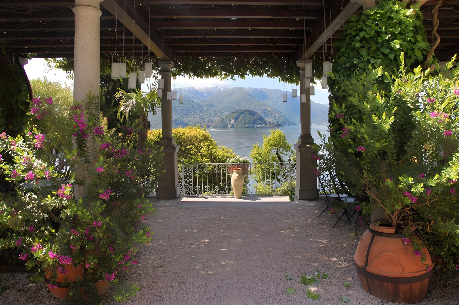 TPDE25296: Schattige Terrasse eines Restaurants mit Blick auf einen See