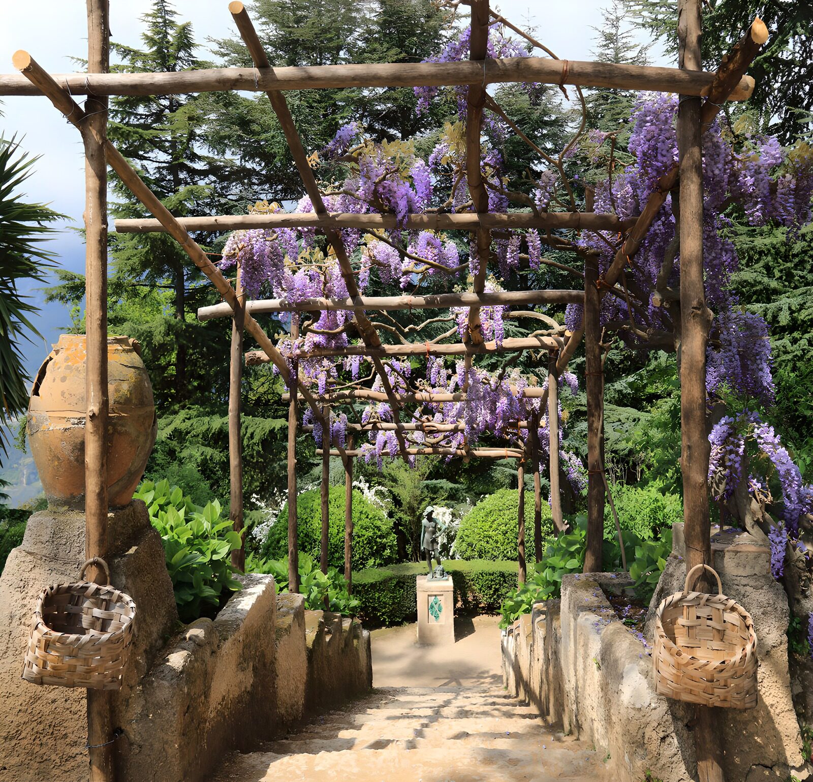 TPDE82742: Wisteria-Pfad im Gartenparadies