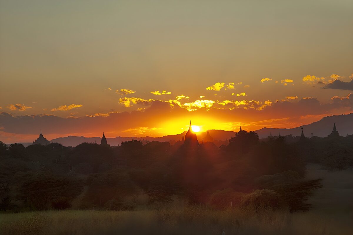 TPDE94640: Sonnenuntergang über den Bergen