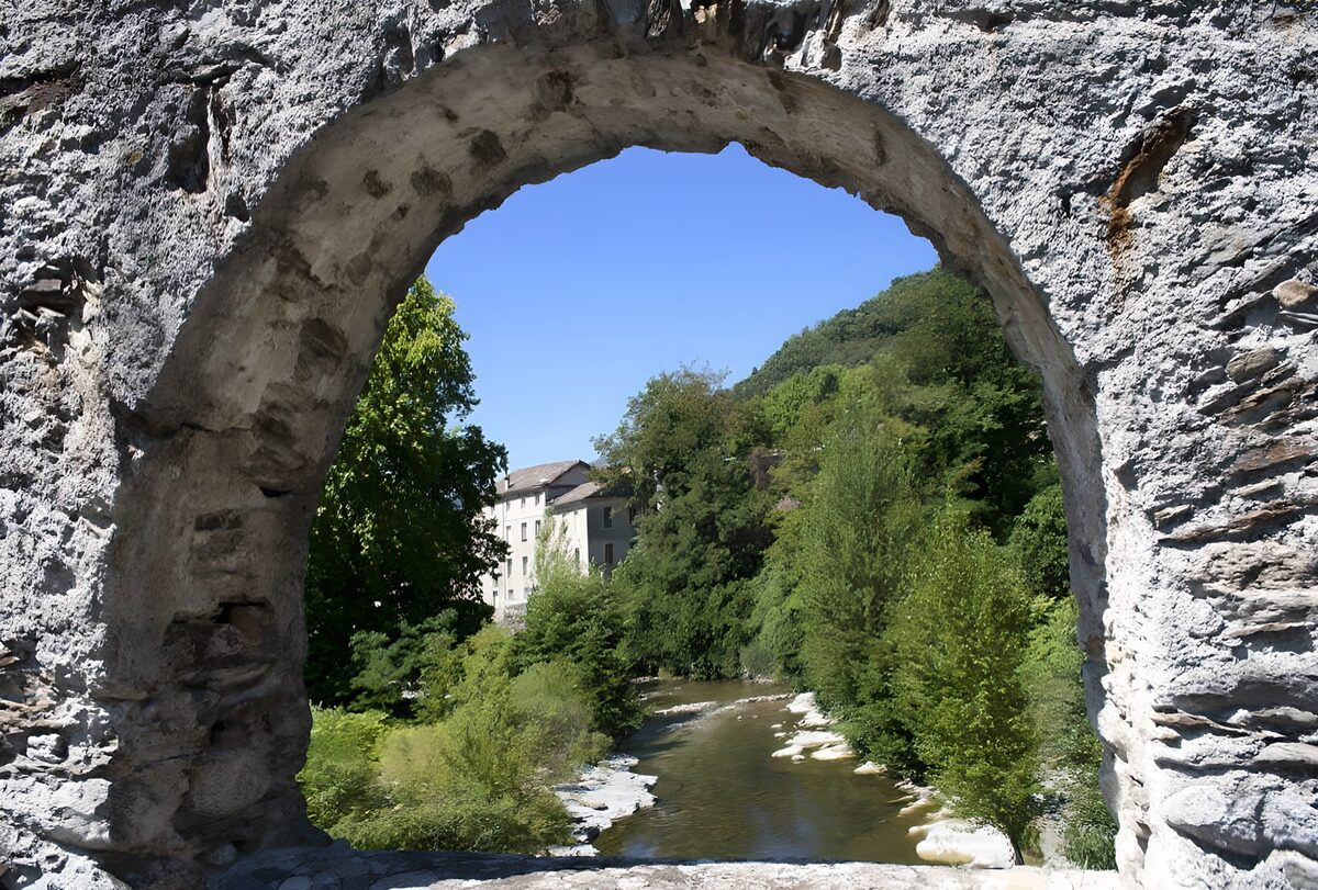 TPDE35919: Blick durch eine mittelalterliche Steinbrücke in der Provence