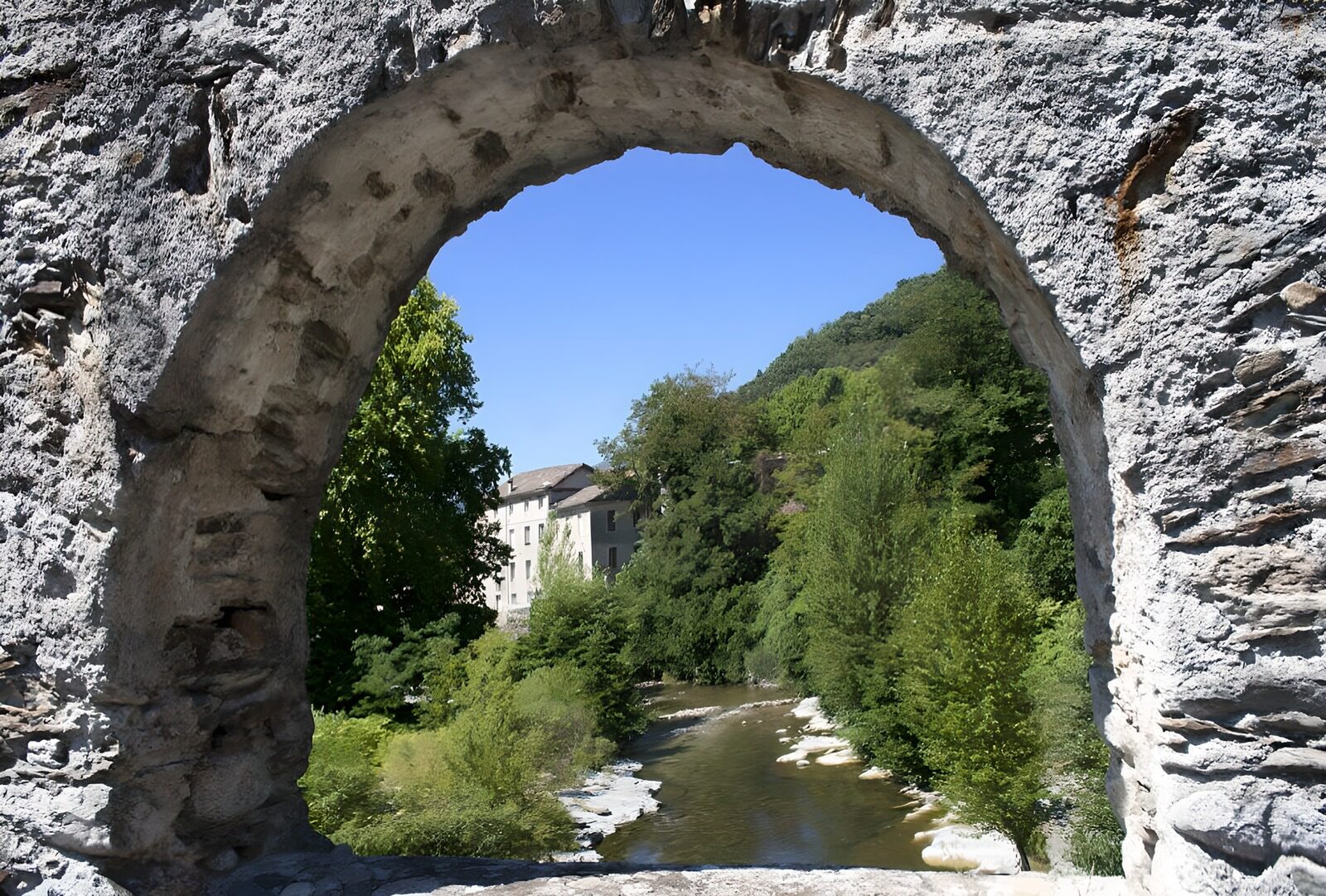 TPDE35919: Blick durch eine mittelalterliche Steinbrücke in der Provence