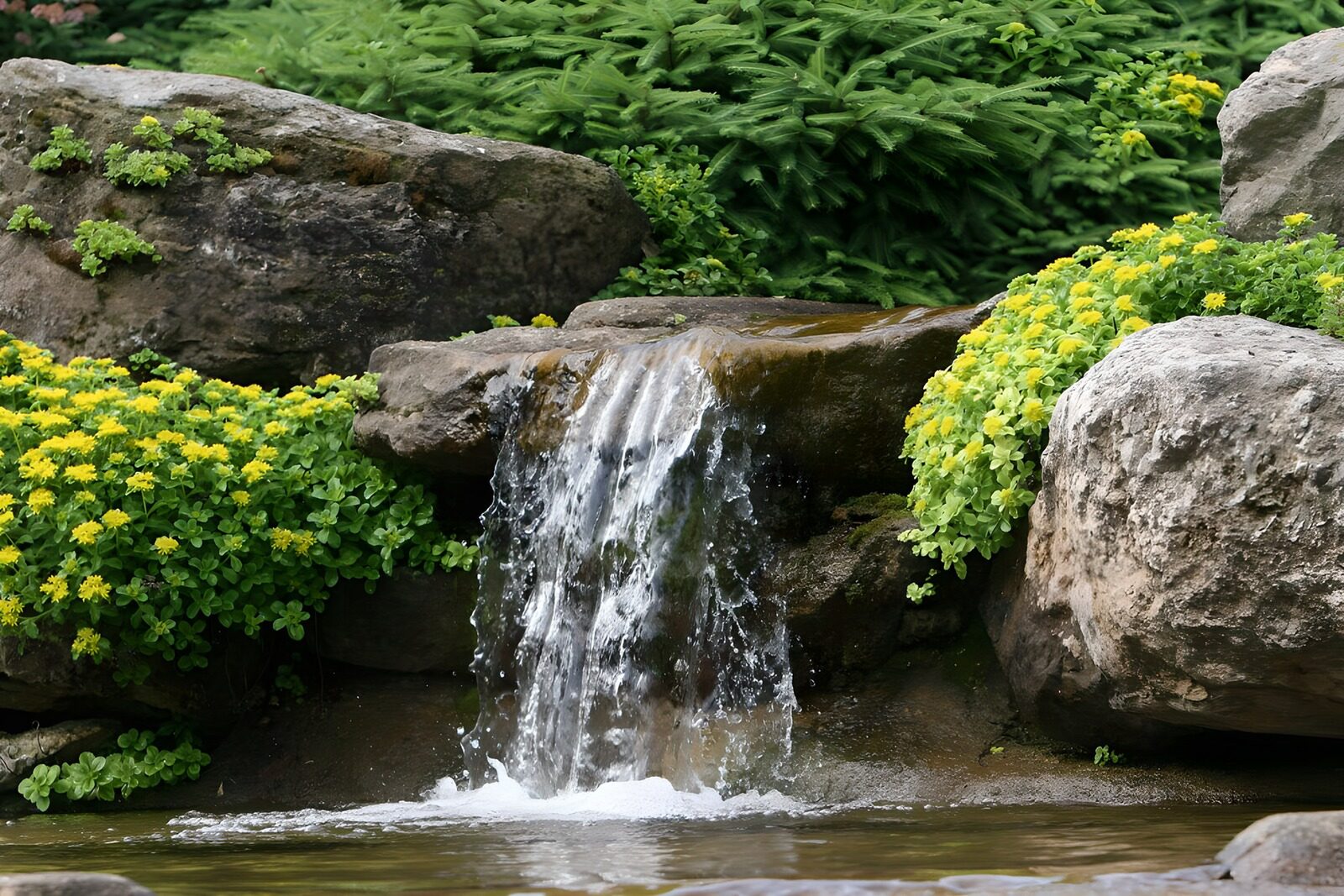 TPDE49139: ein Wasserfall ist ein wunderschönes Naturereignis