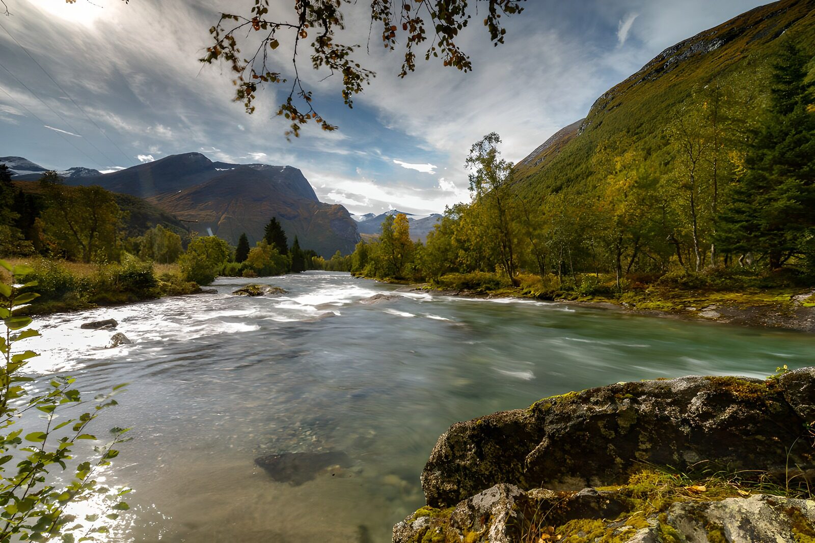 TPDE12392: Ruhiger Fluss in der Herbstlandschaft