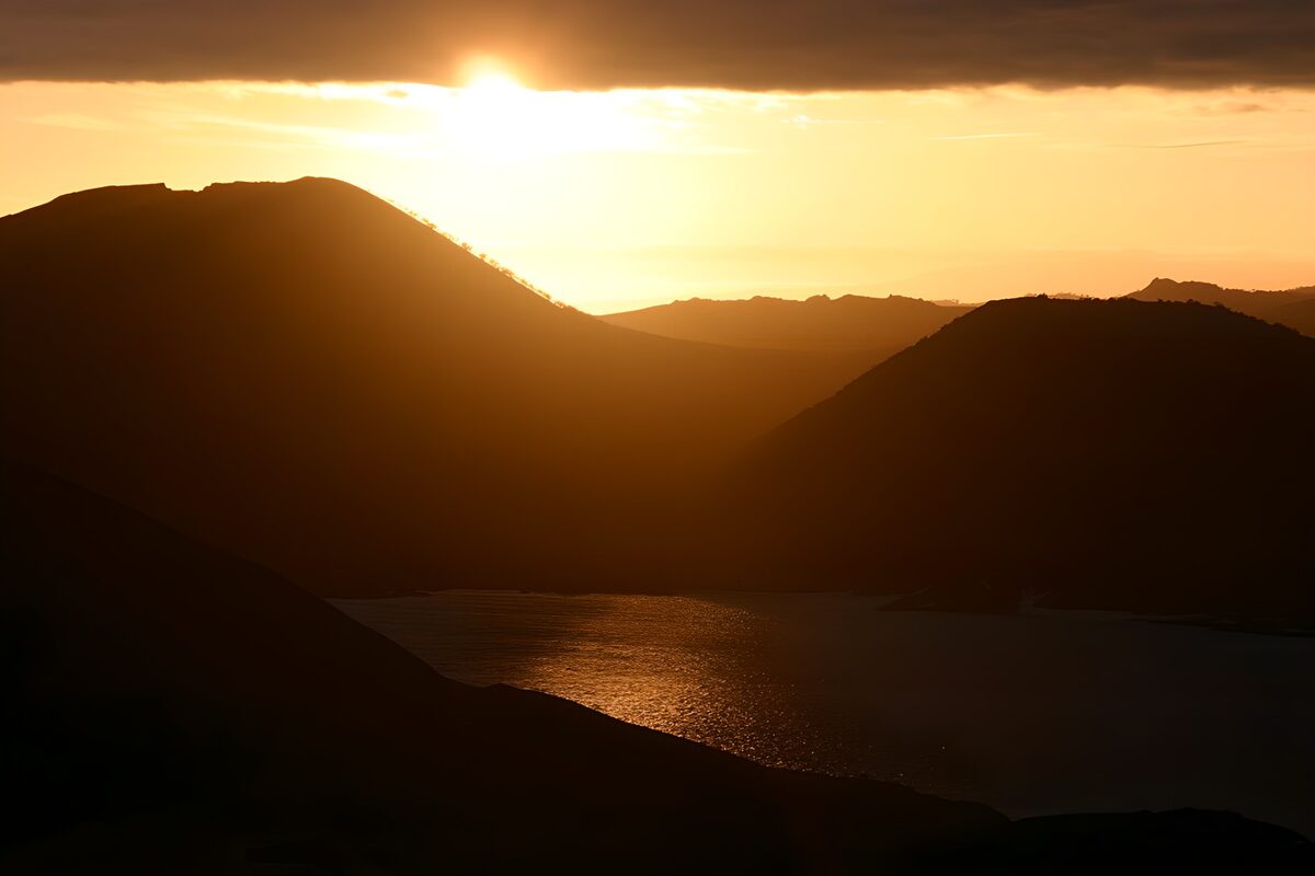 TPDE39115: Sonnenuntergang in den Bergen am Faakersee