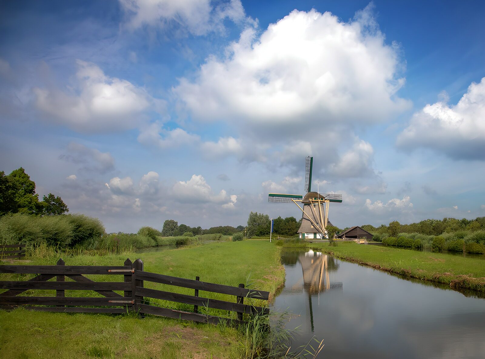 TPDE24555: Traditioneller Windmühle in der Landschaft
