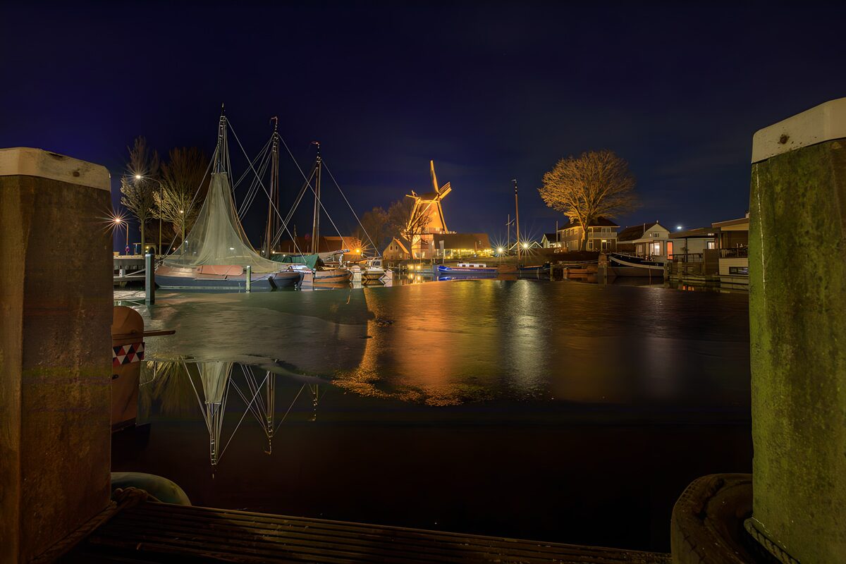 TPDE89118: Nachtblick auf den Hafen mit Windmühle