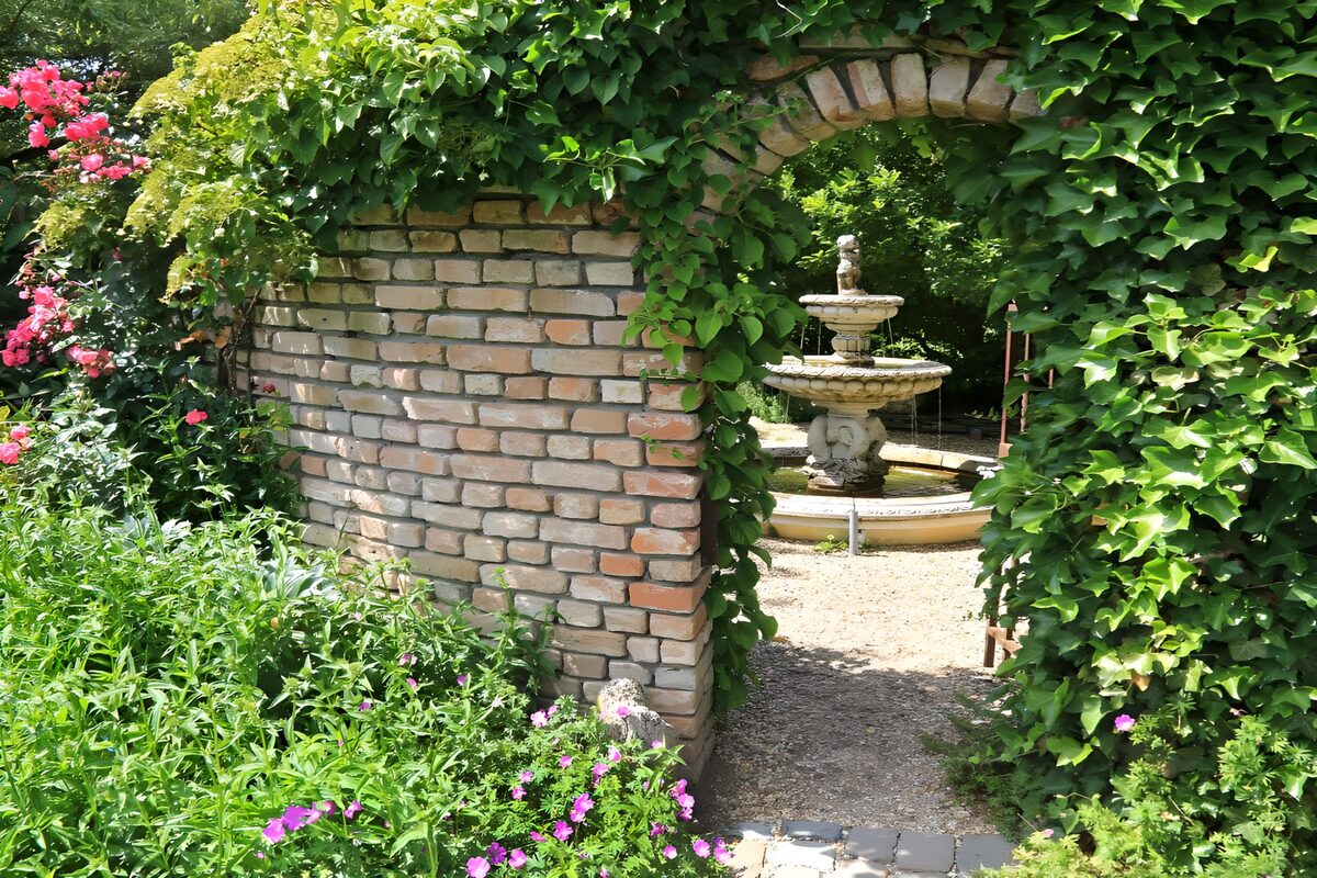 geöffnete Gittertür, wodurch man in den Innenhof gelangt