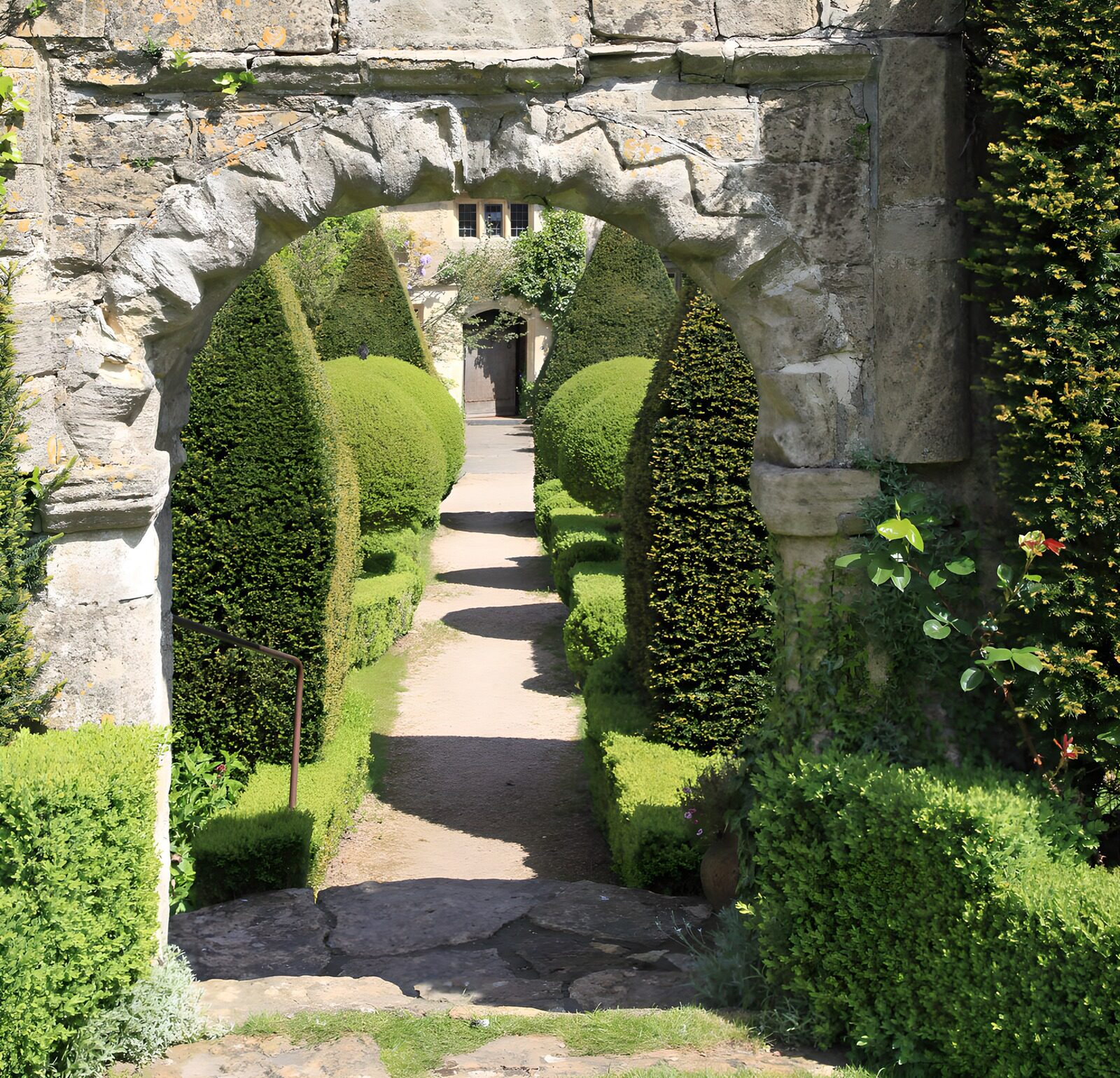 TPDE83343: Zauberhafter Gartenweg mit Tor