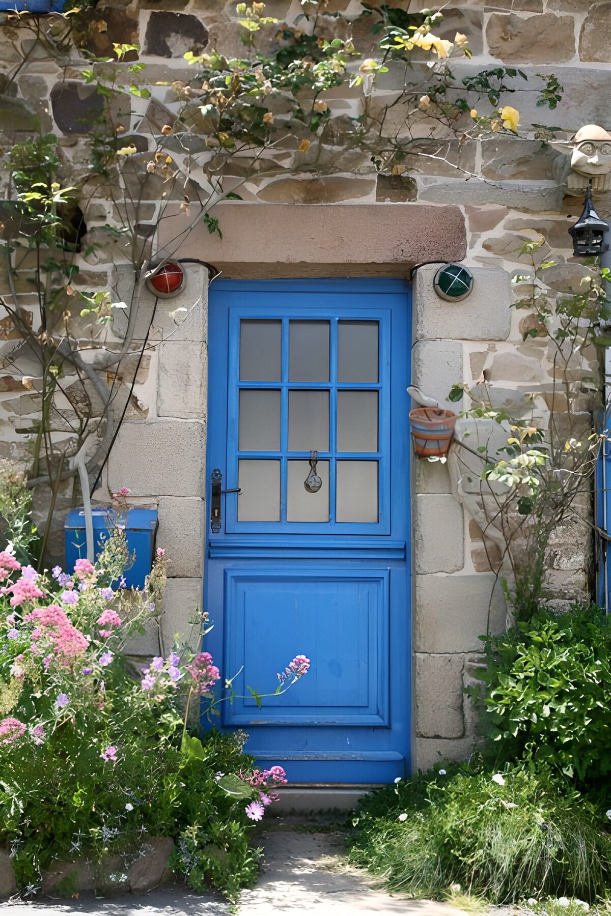 TPDE76322: blaueTür eines Hauses mit Pflanzen