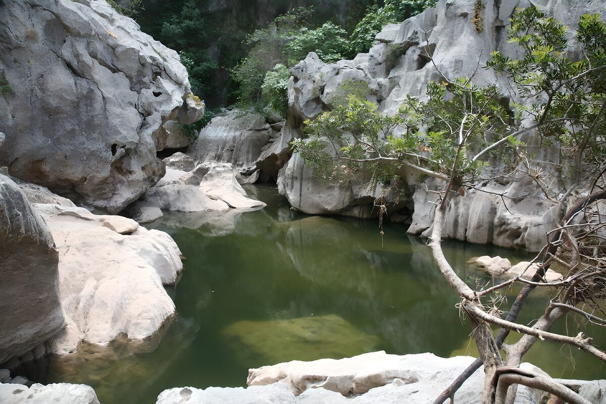 TPDE93934: kleiner See zwischen den Felsen Version 6
