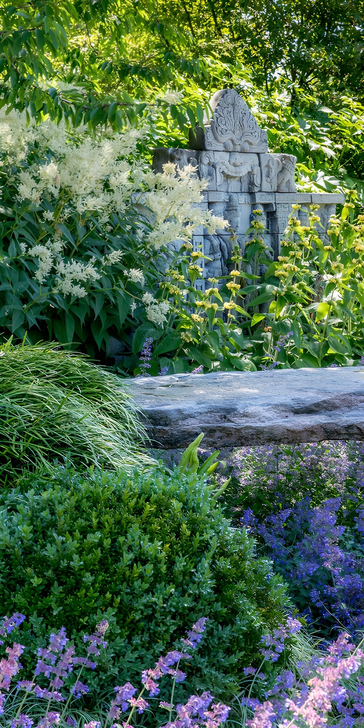 TPDE99759: Ruhiger Garten mit Skulptur