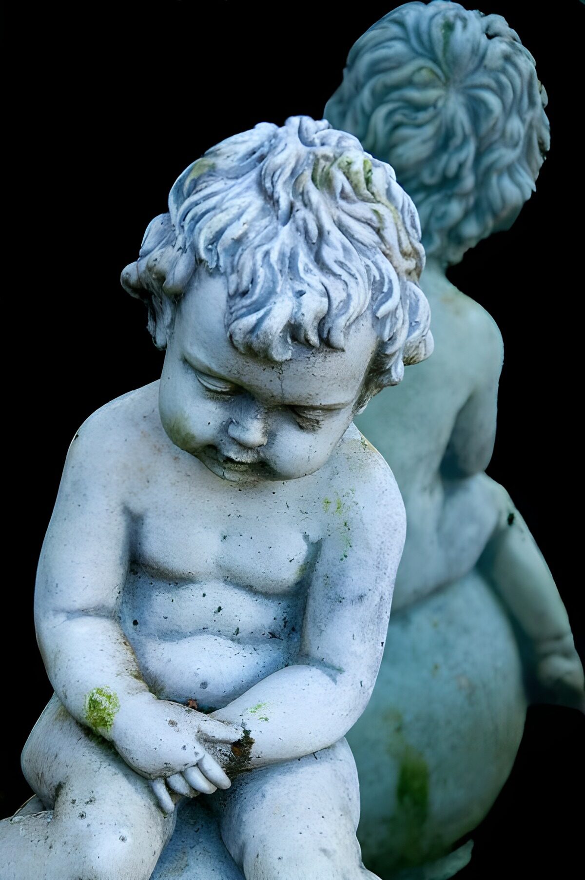 TPDE92958: Statue eines nackten, kleinen Kindes , das fast eingeschlafen ist