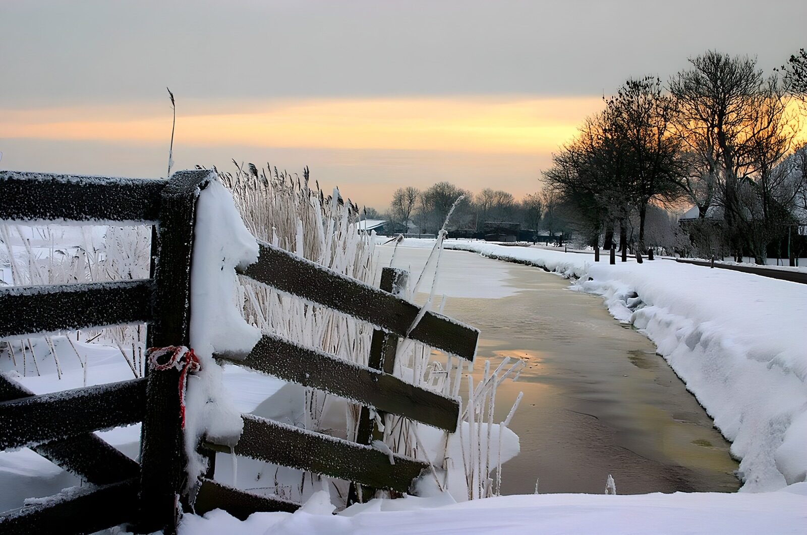 TPDE50665: zugefrorener Graben in einer verschneiten Winterlandschaft