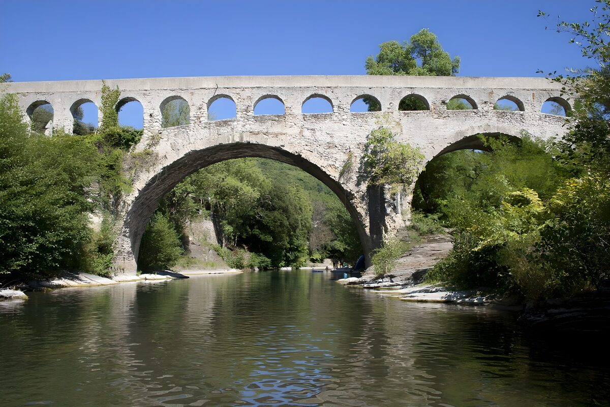 TPDE79353: römische Wasserleitung über einen Fluß in der Provence