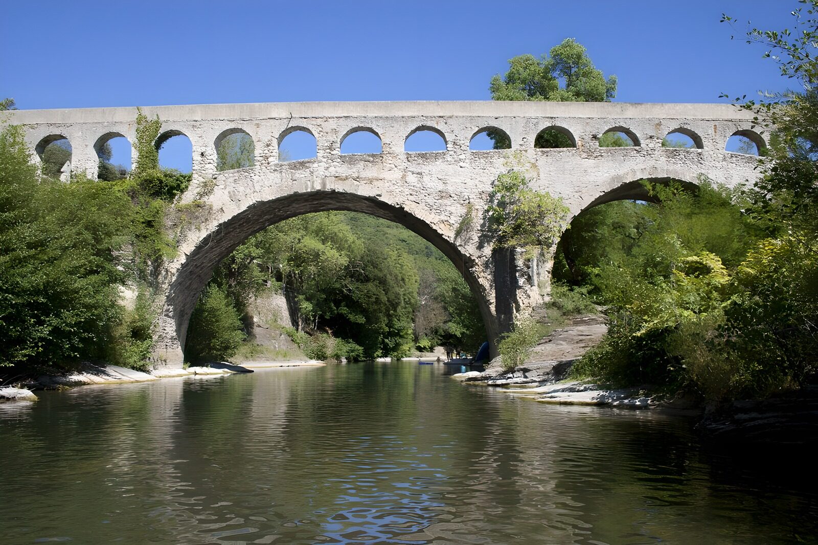 TPDE79353: römische Wasserleitung über einen Fluß in der Provence