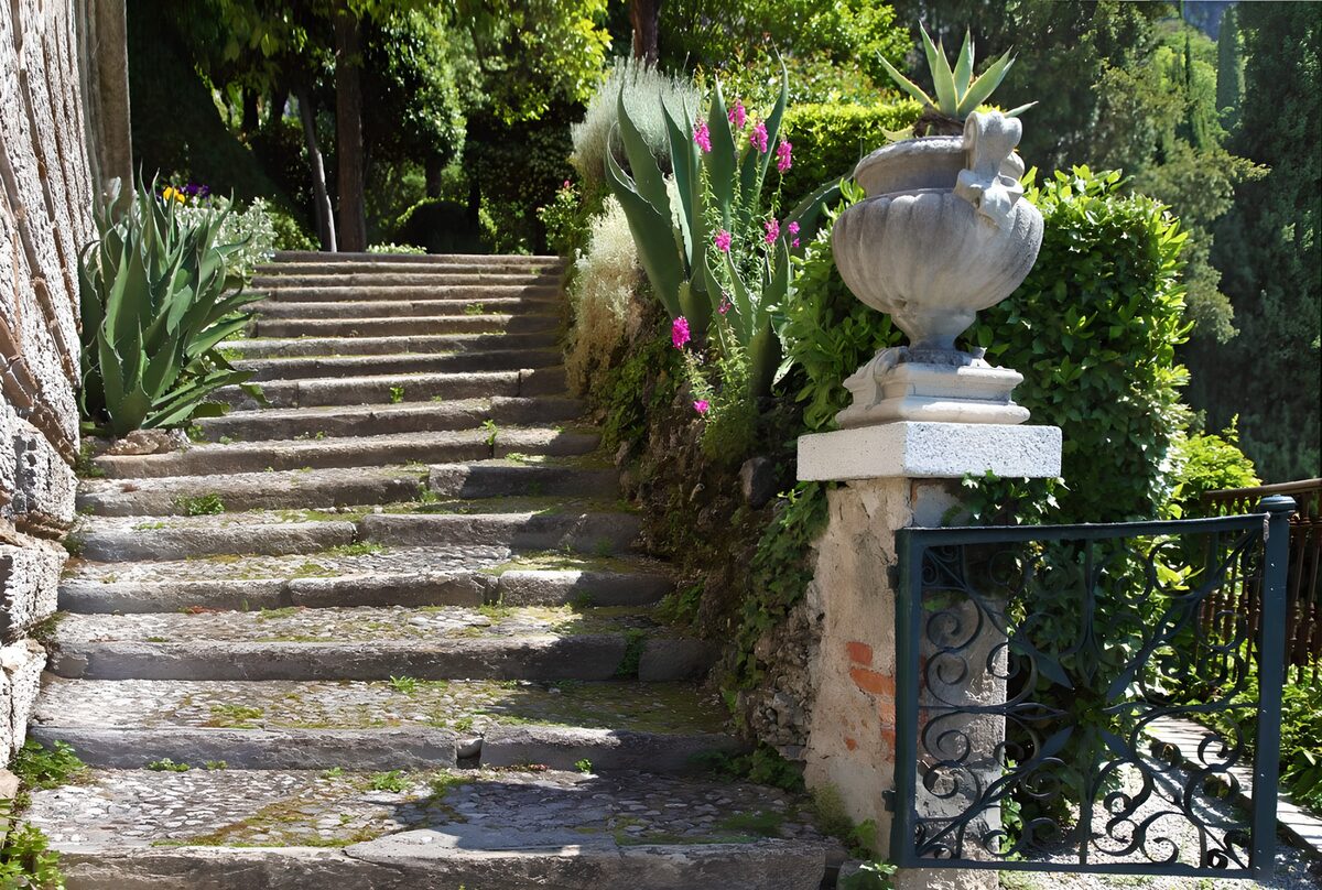 TPDE87297: steinerne Treppe mit Blick auf mediterrane Bäume und Sträucher