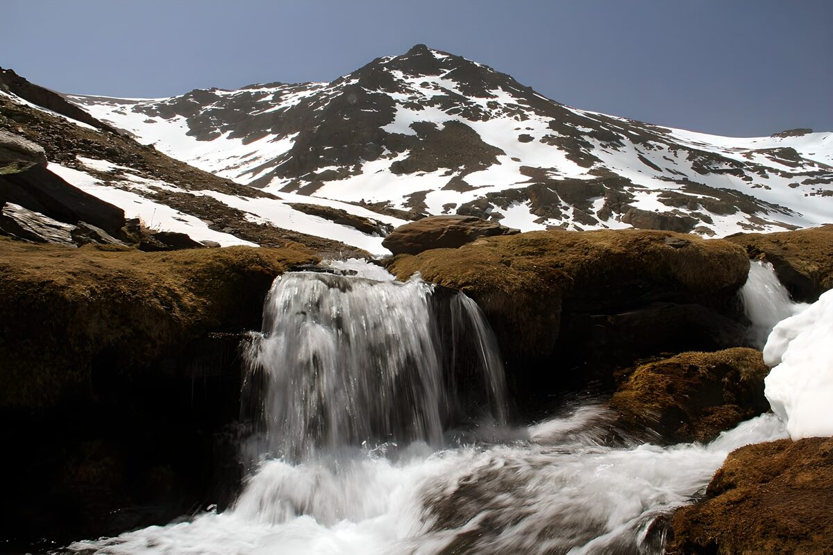 TPDE64981: Wasserfall in einer Schneelandschaft hoch in den Bergen